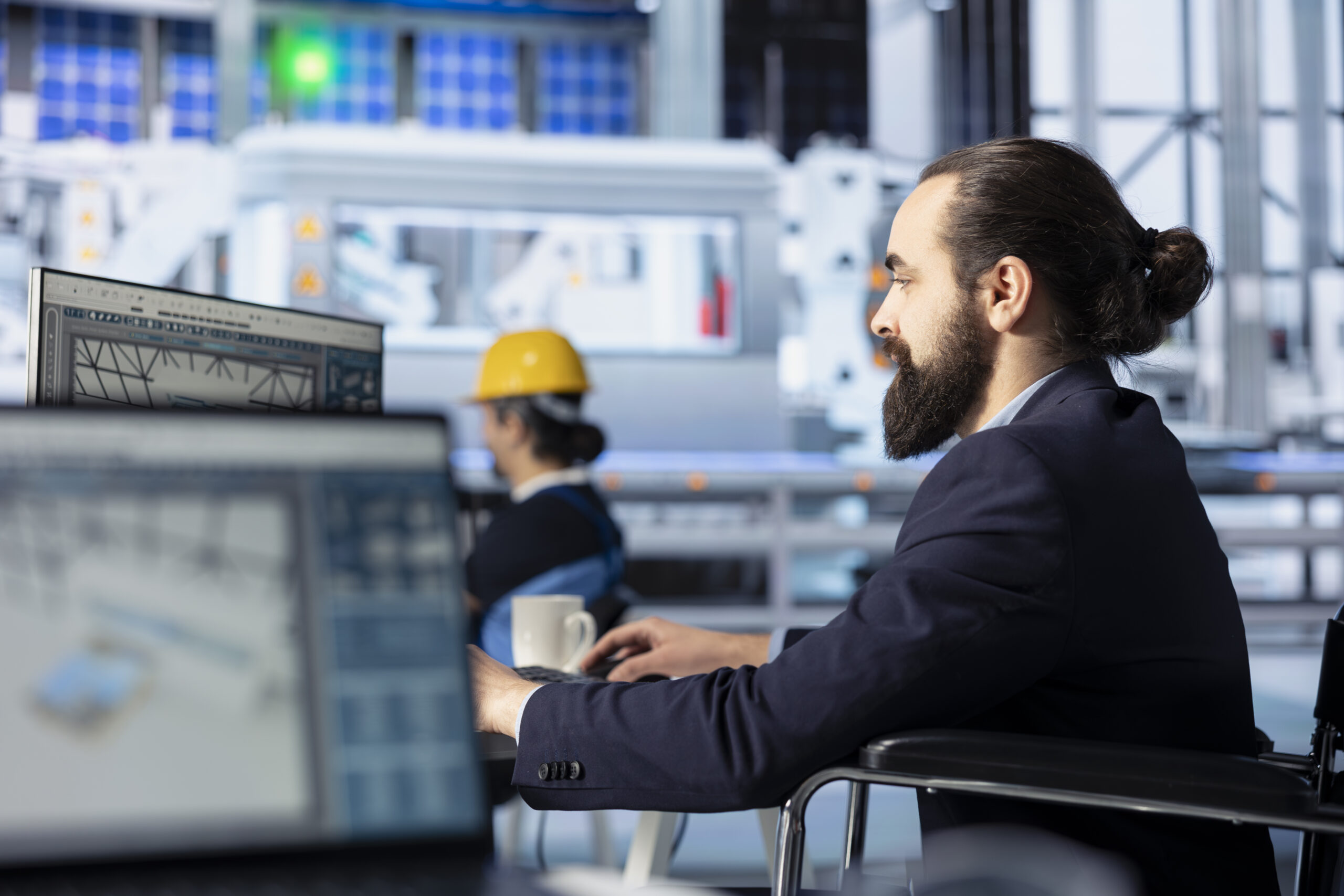 pessoas em um escritório fazendo automação industrial